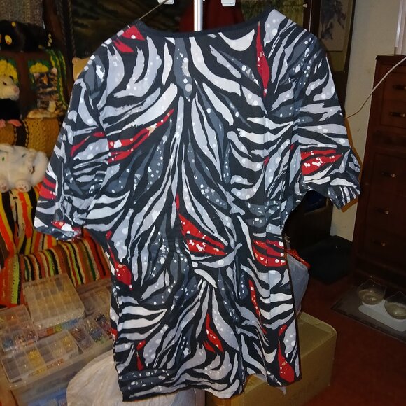 UA Scrubs 2X Red/Gray/White Animal Print Short Sleeve Scrub Top - Picture 4 of 7